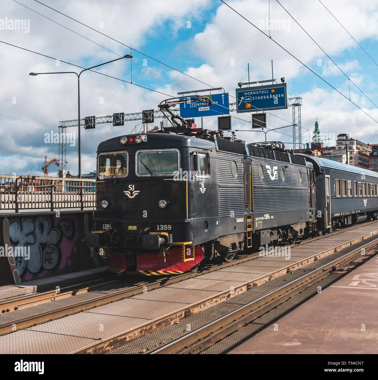 Estocolmo Suecia 03.26.2019 Editorial tren de pasajeros que llegan a través de Centralbron a Estocolmo en un soleado día de primavera Foto de stock