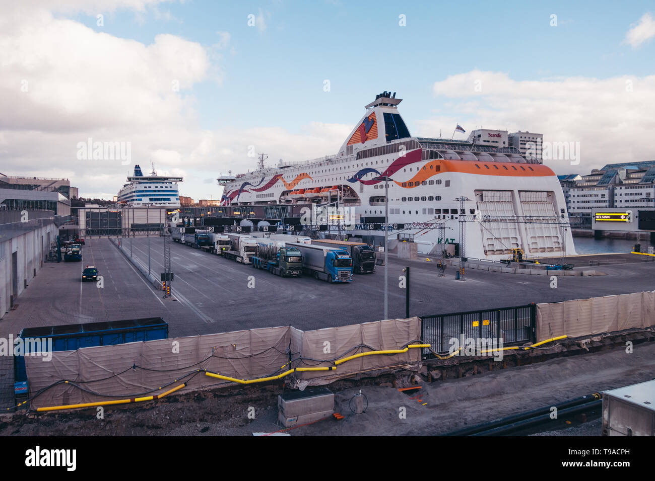 03.26.2019 Editorial Estocolmo Suecia camiones que esperan para ser cargados a bordo de los ferries a Helsinki y Tallin en puerto Värtan Foto de stock