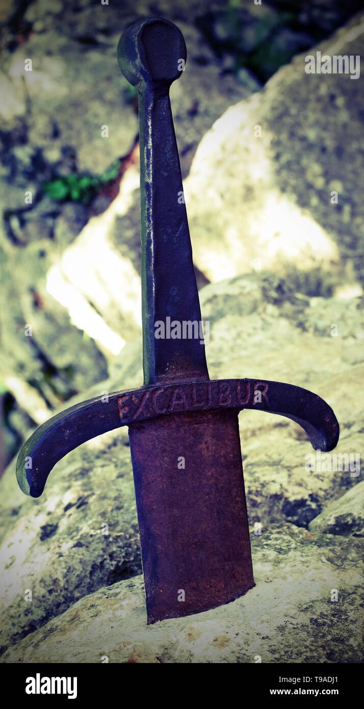 Excalibur es una espada legendaria del Rey Arturo. Con efecto tonos  antiguos Fotografía de stock - Alamy
