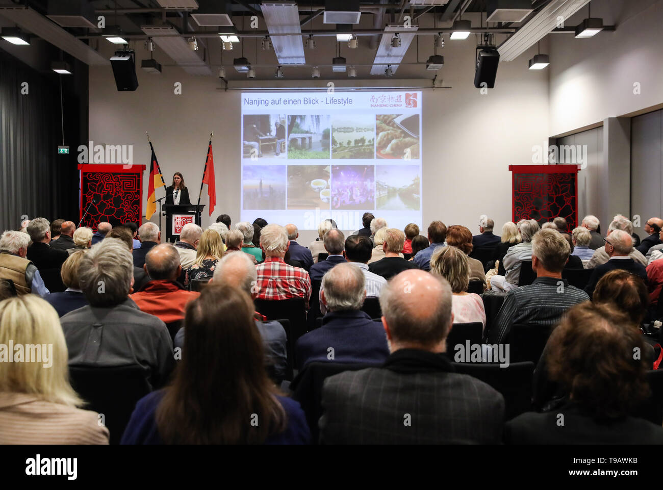 Berlín, Alemania. 17 de mayo de 2019. La ceremonia de apertura de Nanjing y Turismo Cultural semanas se celebra en el Centro Cultural de China en Berlín, capital de Alemania, el 17 de mayo de 2019. Crédito: Shan Yuqi/Xinhua/Alamy Live News Foto de stock