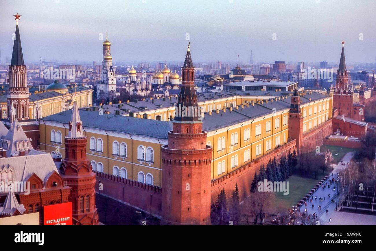 Moscú, Rusia. El 2 de mayo, 1987. El Kremlin de Moscú, desde arriba, con la  Torre del Arsenal de esquina en primer plano. Lejos a la izquierda es la  torre de Nikolskaya.
