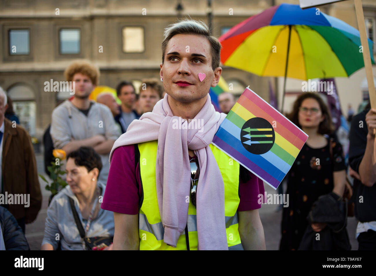 Un manifestante visto sosteniendo una bandera del arco iris durante la manifestación. El Día Internacional contra la homofobia y la transfobia y Biphobia se celebra alrededor del mundo. Esta fecha conmemora la eliminación de la homosexualidad de la Clasificación Internacional de Enfermedades de la Organización Mundial de la Salud el 17 de mayo de 1990. LGBTQ docenas de activistas y simpatizantes se reunieron en Varsovia para mostrar su oposición a la creciente ola de odio hacia los no heteronormativos personas y Elzbieta Podlesna, una activista que fue detenido recientemente por el diseño y la distribución de carteles de la Virgen María con un rainbo Foto de stock