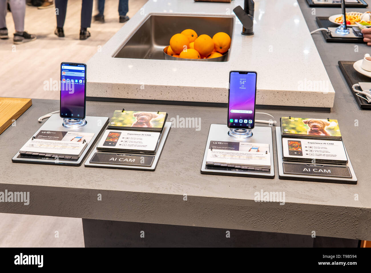 Smartphone LG en exposición desde 2018, con Android en el pabellón de exposición de LG, stand en Global Innovations Show IFA 2018 Foto de stock