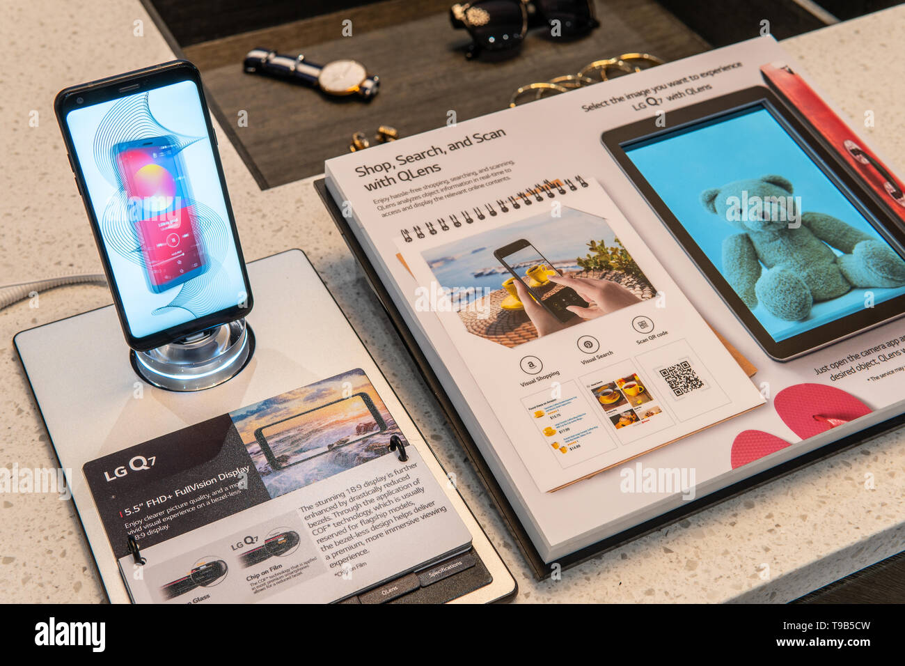 Smartphone LG en exposición desde 2018, con Android en el pabellón de exposición de LG, stand en Global Innovations Show IFA 2018 Foto de stock