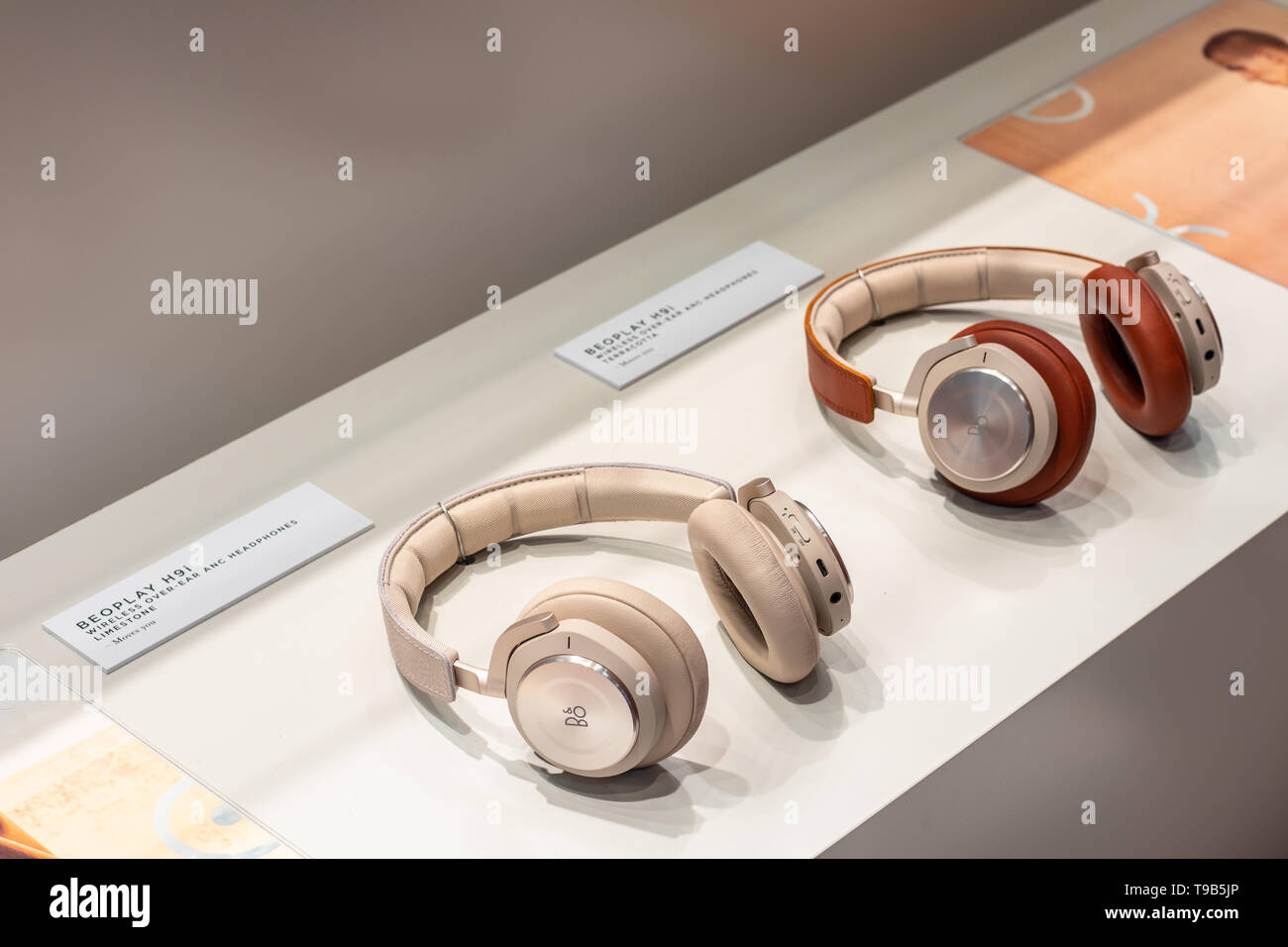 Berlín, Alemania, 30 de agosto de 2018, los auriculares estéreo Bang &  Olufsen Beoplay H4, H8i, H9i a través de auriculares inalámbricos en Bang &  Olufsen exposición de B&O Fotografía de stock - Alamy