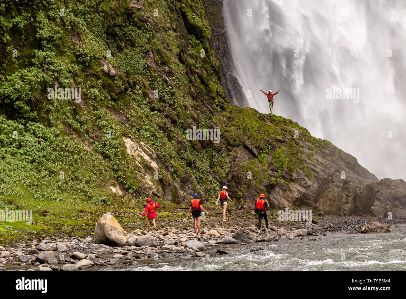 La mágica Cascada del río Malo, espectacular salto de unos 60 m en el medio del bosque nuboso, donde los turistas de todo el mundo vaya Foto de stock