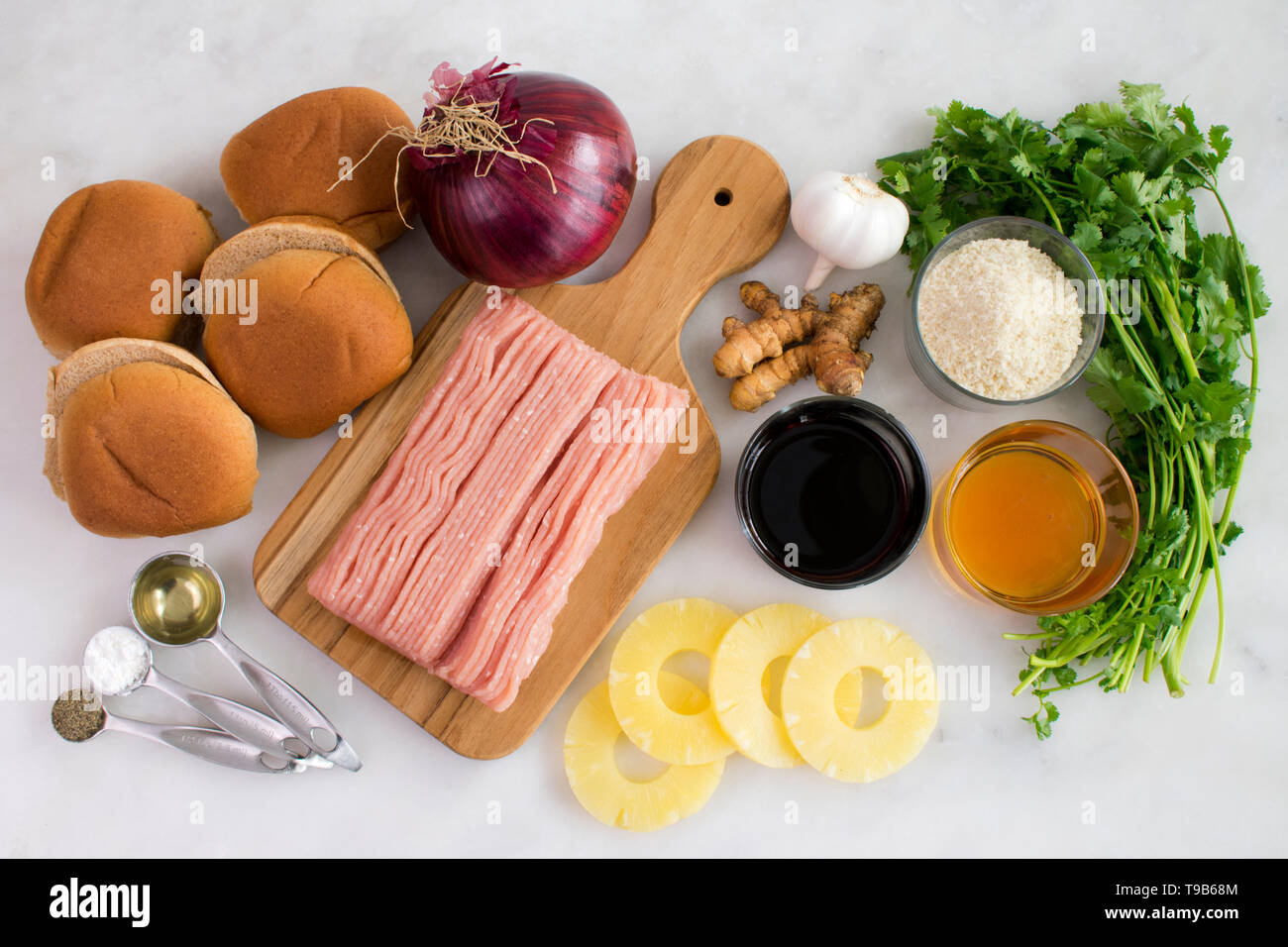 Turquía Teriyaki hamburguesa con ingredientes de piña a la parrilla Foto de stock