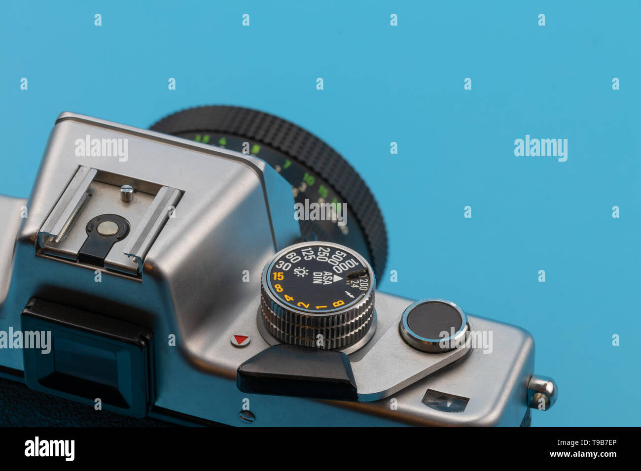Vointage 1980 cámara fotográfica detallada sobre fondo azul con espacio de  copia Fotografía de stock - Alamy
