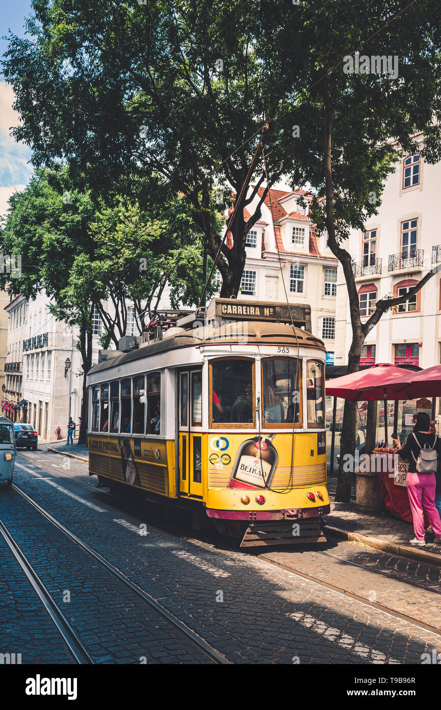 Un tranvía antiguo en las calles de Lisboa, Portugal. Foto de stock