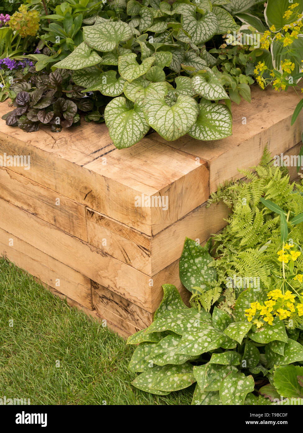 Jardines con traviesas de madera - La cartera rota  Bancos de madera para  jardín, Traviesas de tren, Bancos de madera