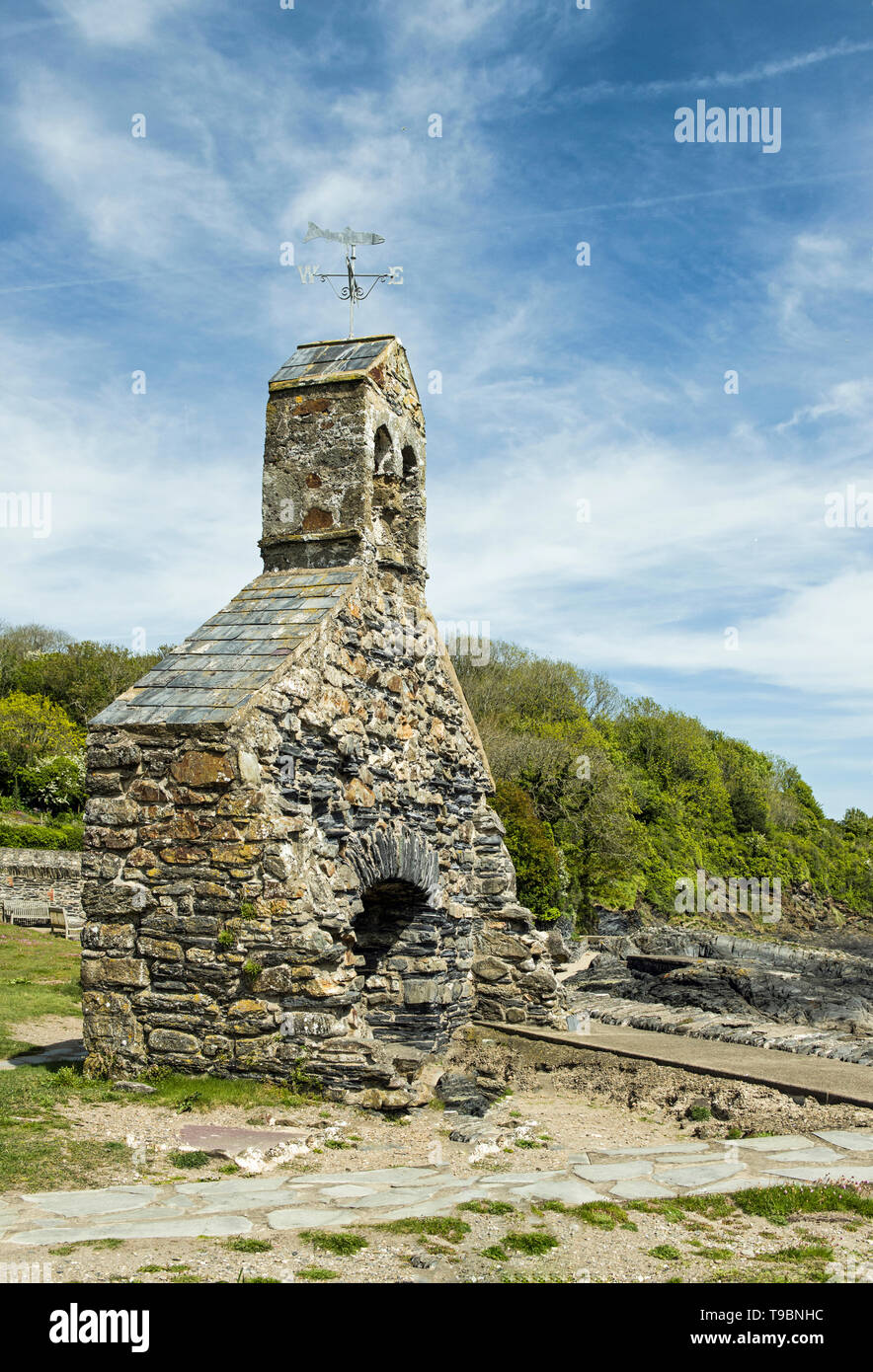 Cwm yr Eglwys Iglesia sigue la costa de Pembrokeshire Foto de stock