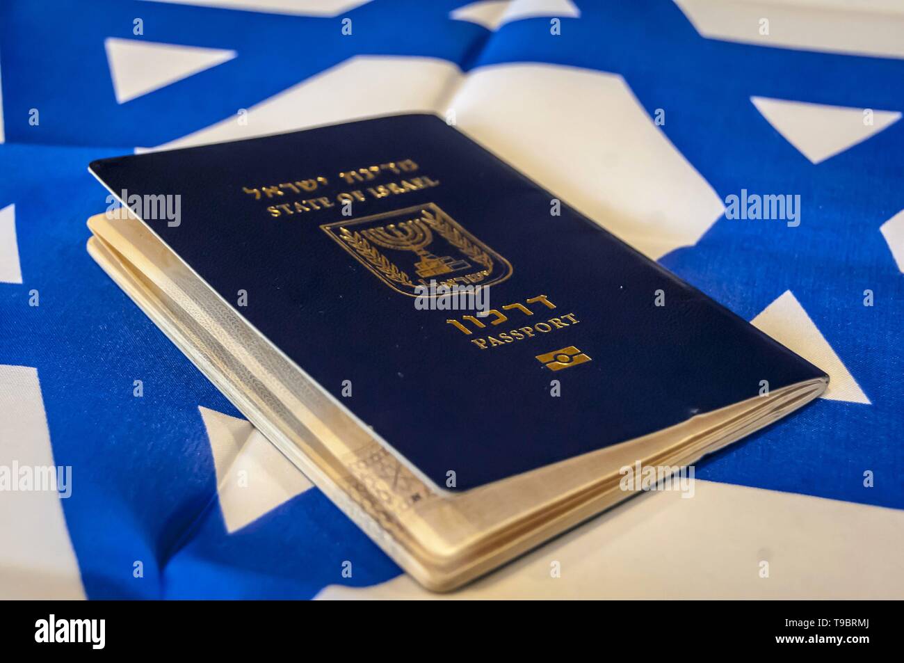 Un pasaporte azul del Estado de Israel en la bandera israelí en el fondo. El concepto de ciudadanía de Israel, Israel "biométrica" arkon ilustrativa de pasaporte Foto de stock