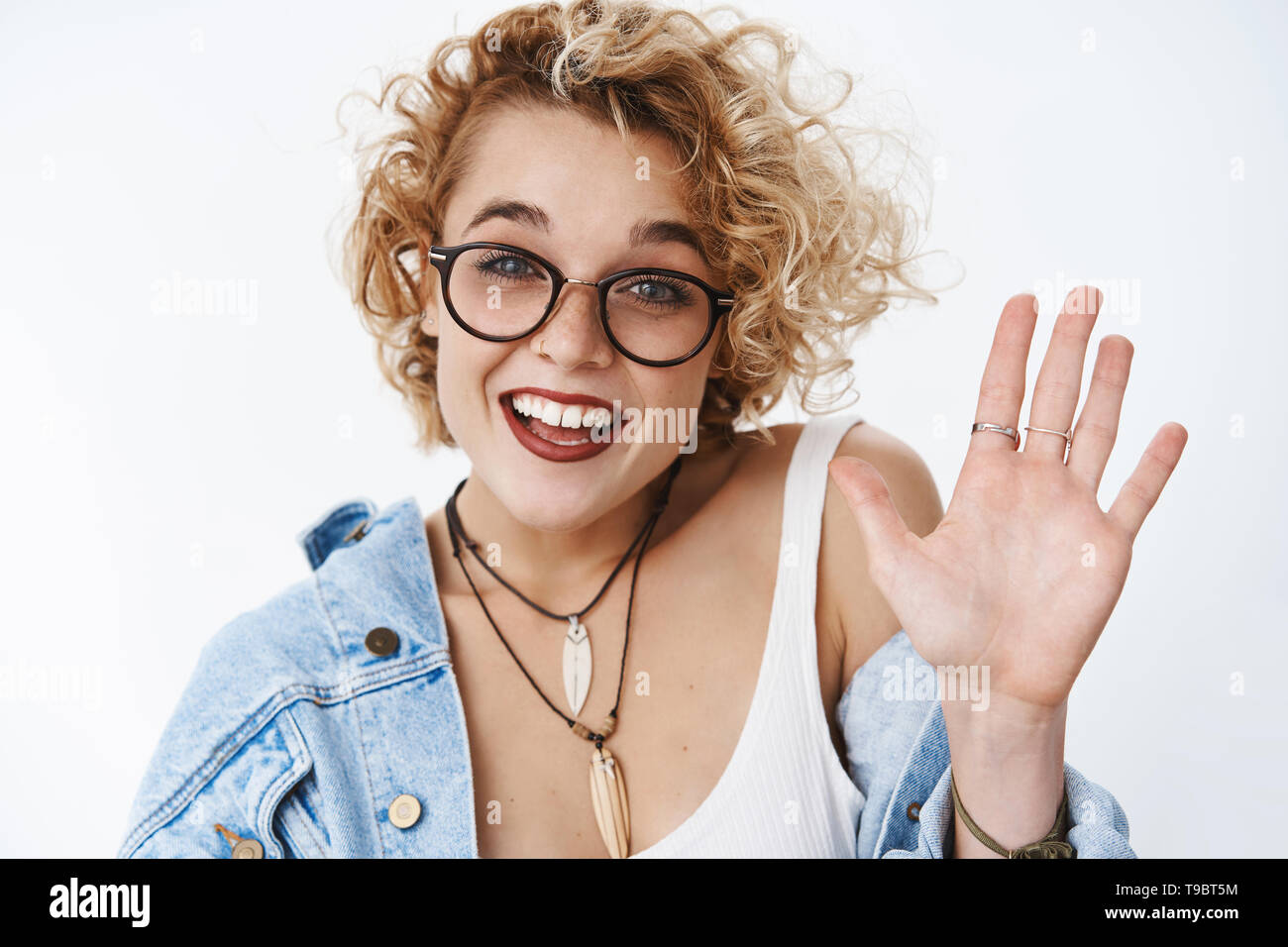 Primer Plano De Salida Amistosa Alegre Estilo Femenino Europeo Newbie En Gafas Con Corto Cabello Rizado Rubio Ondeando Palm En Hola O Saludo Fotografia De Stock Alamy