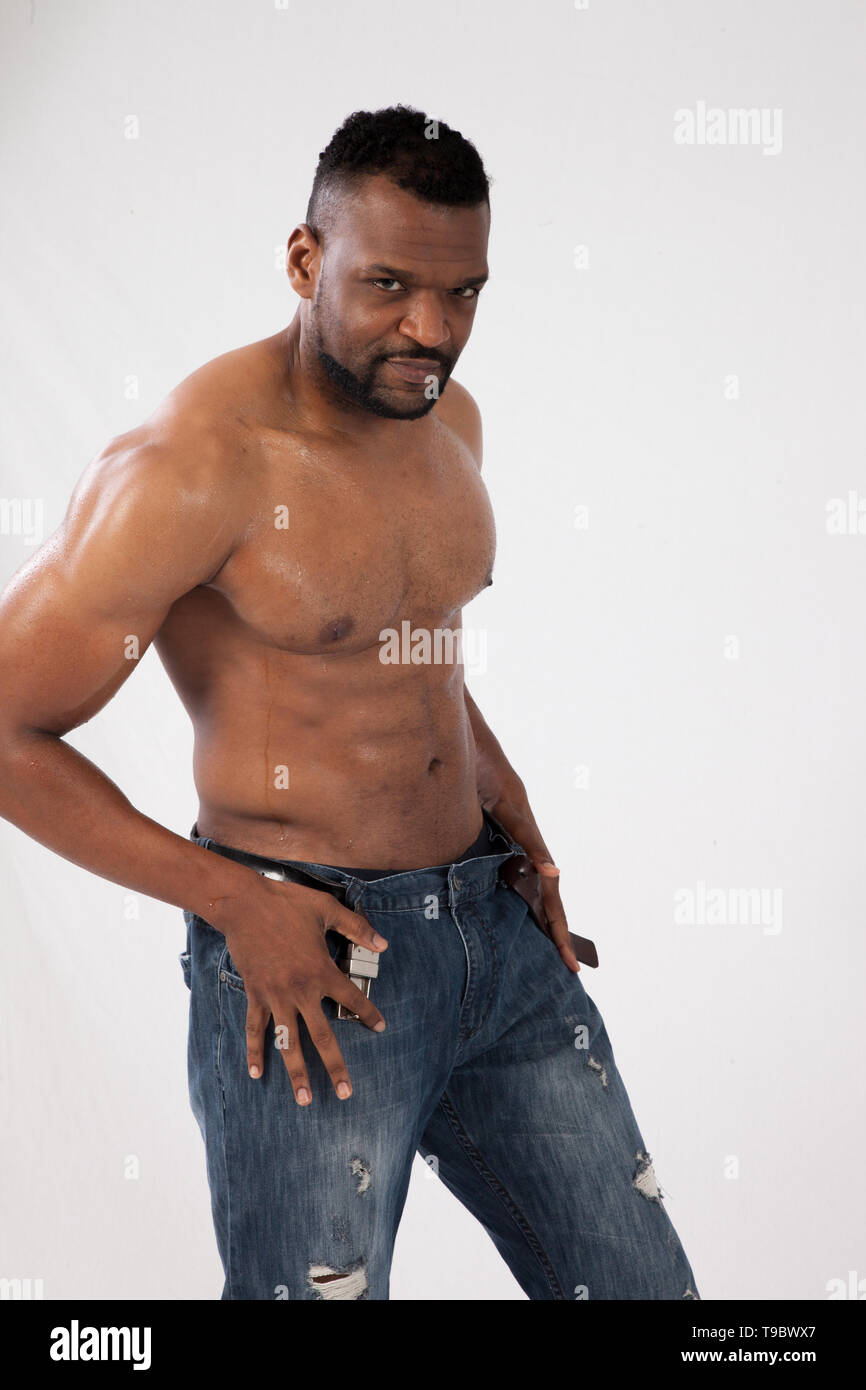Fuerte hombre negro sin camisa en Fotografía de stock - Alamy