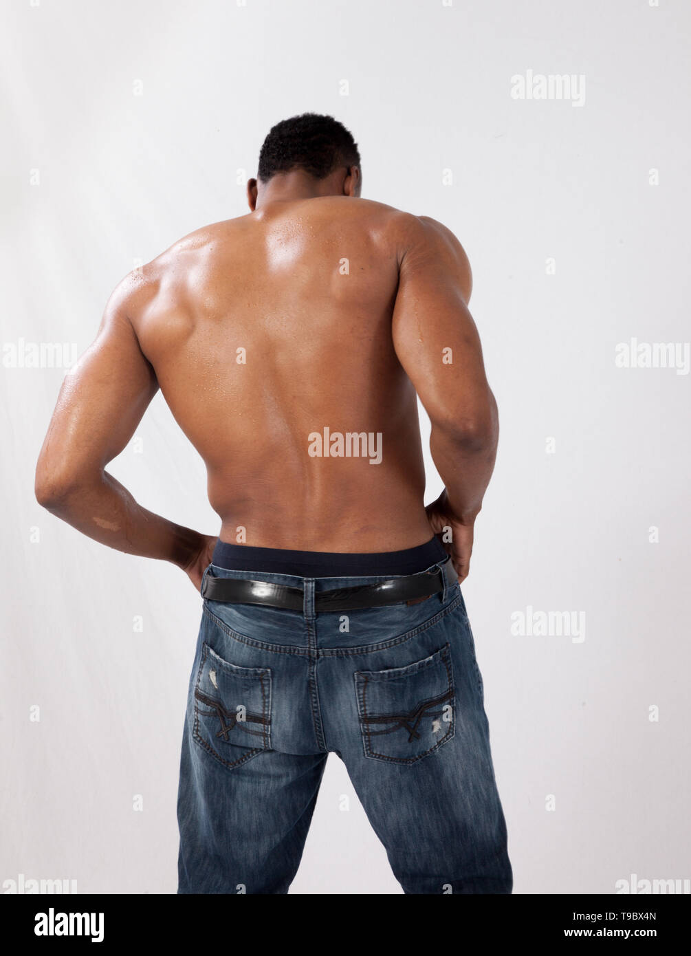 El hombre negro fuerte con su espalda a la cámara Fotografía de stock -  Alamy