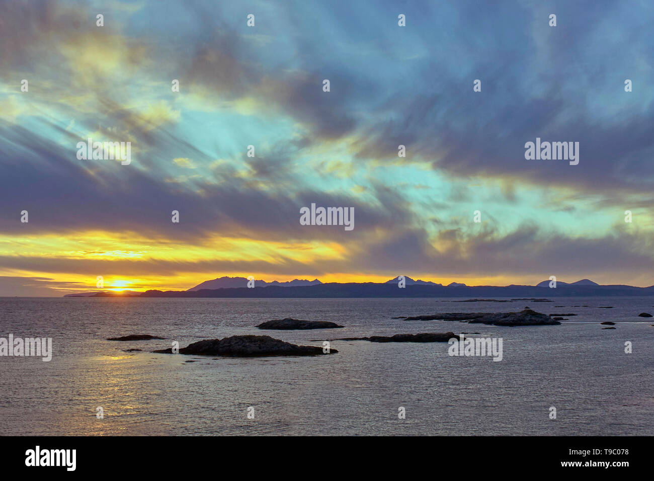 Atardecer en Skye, nubes cirrus Foto de stock