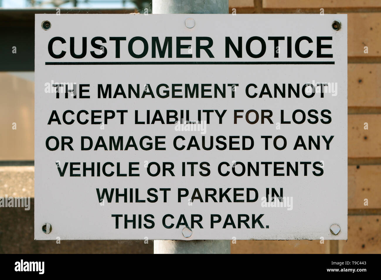 Aviso a clientes - la administración no puede aceptar responsabilidad por pérdida o damagecaused a cualquier vehículo o su contenido mientras estacionado en este aparcamiento. Foto de stock