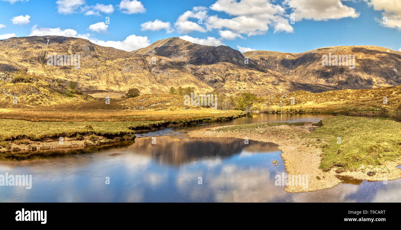 Impresión de las Highlands escocesas y Loch Affric en Escocia Foto de stock