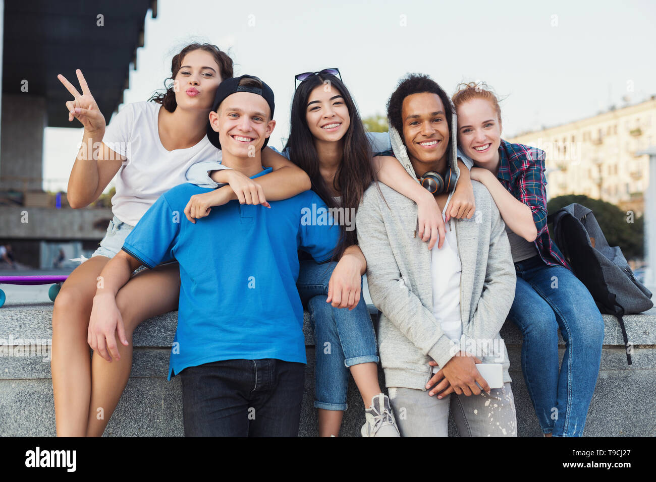 Feliz adolescentes pegado y reírse de la cámara Foto de stock