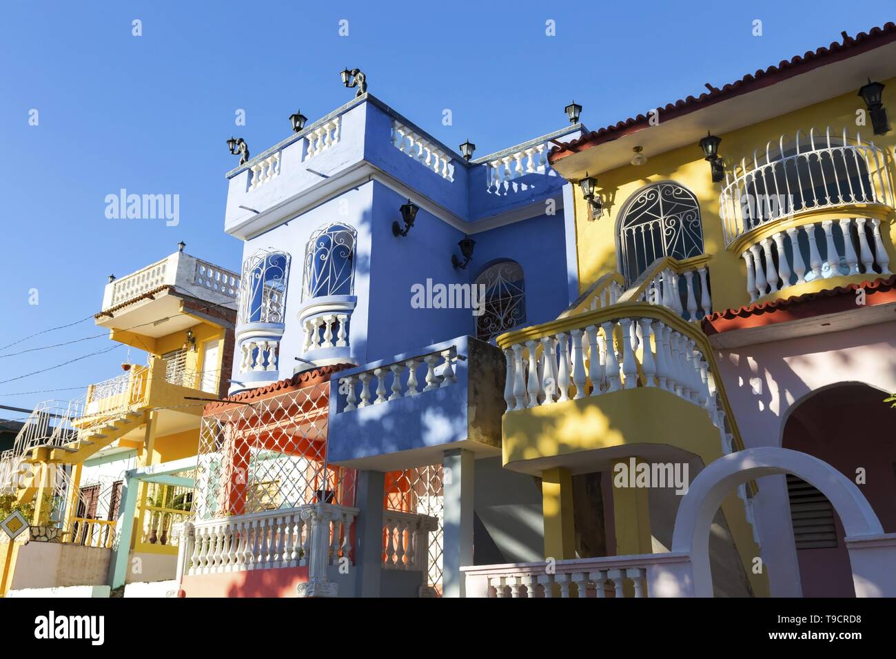 Colorido Residencial Casas Privadas Edificios Fachada de Condo Exterior en Trinidad, ciudad turística caribeña en Cuba Foto de stock