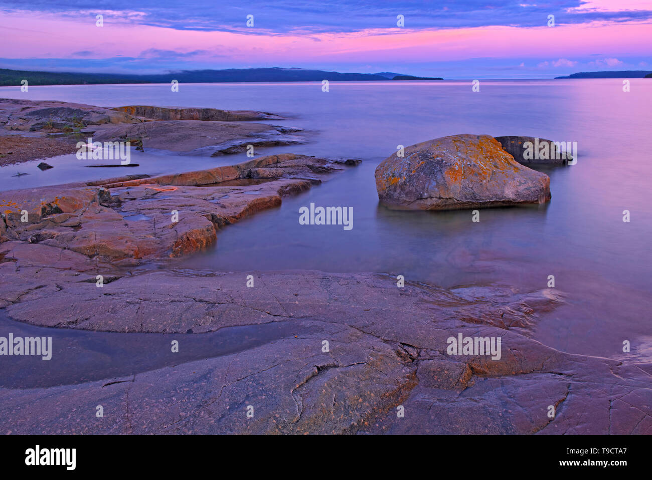Amanecer en el Lago Superior shoreline Rossport en Ontario, Canadá Foto de stock
