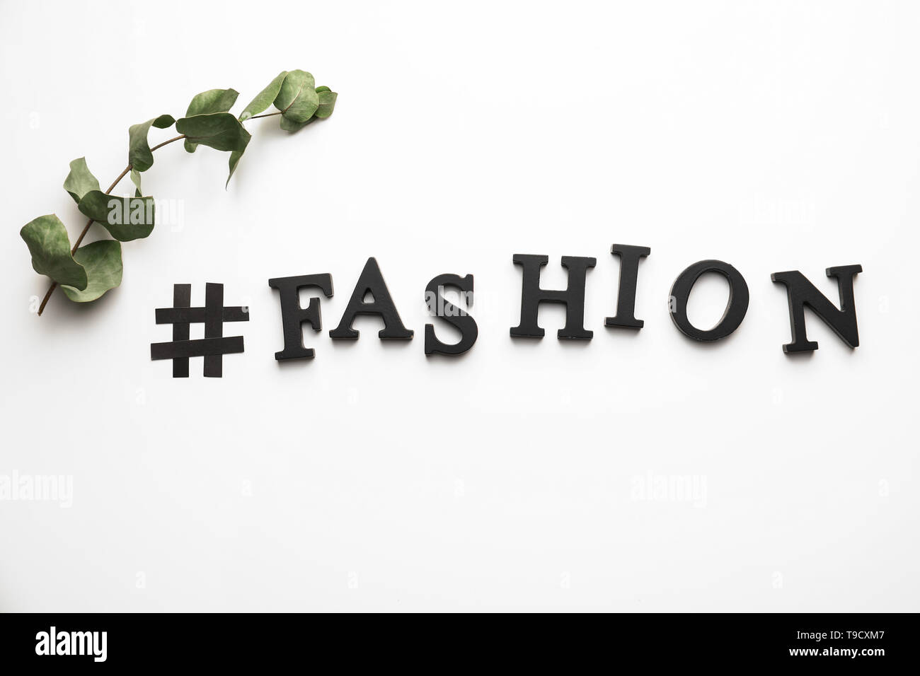 Hashtag moda sobre fondo blanco Fotografía de stock - Alamy