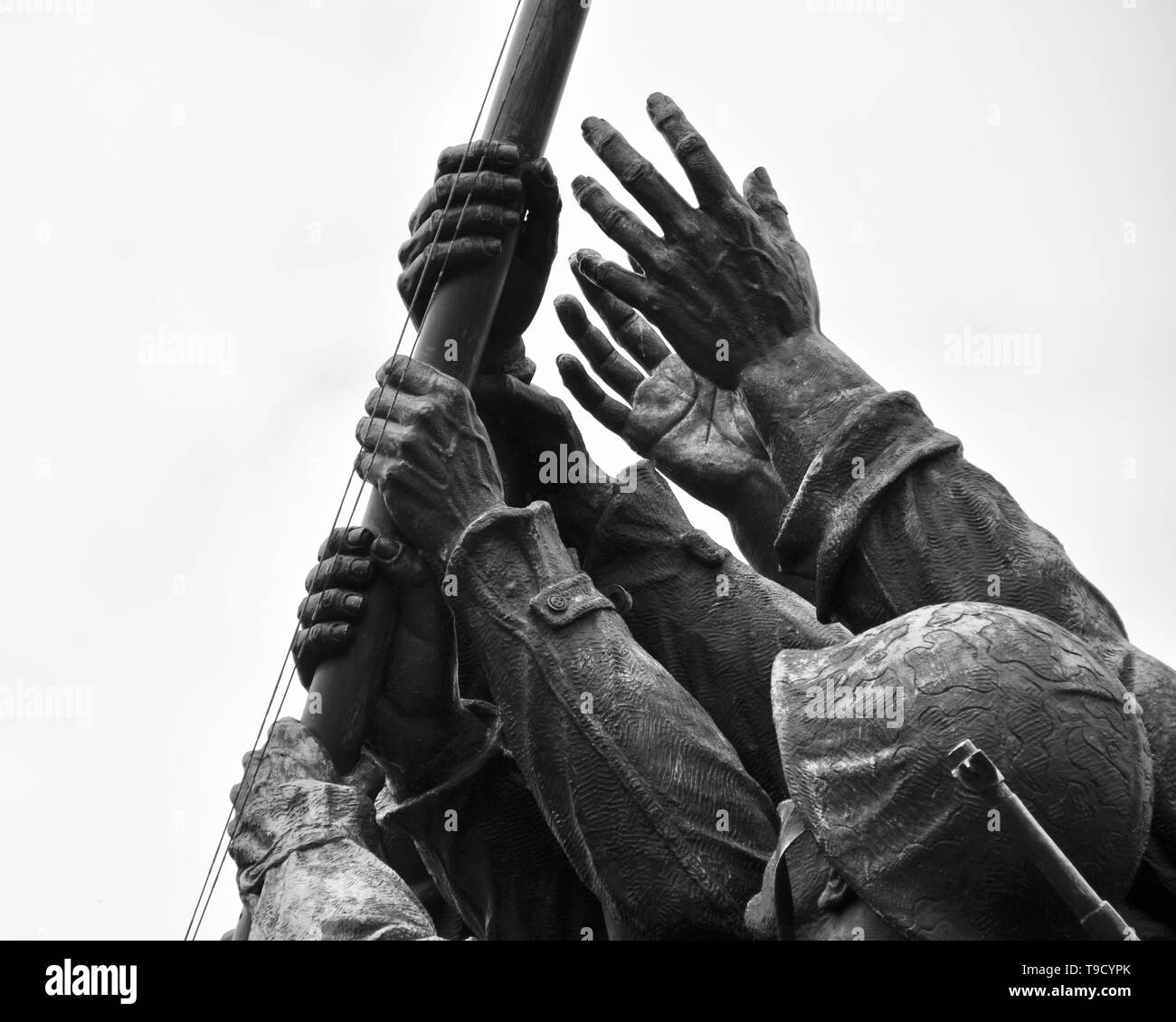 La U.S. Marine Corps War Memorial, que retrata el izamiento de la bandera norteamericana durante la batalla de Iwo Jima en la segunda guerra mundial. Foto de stock