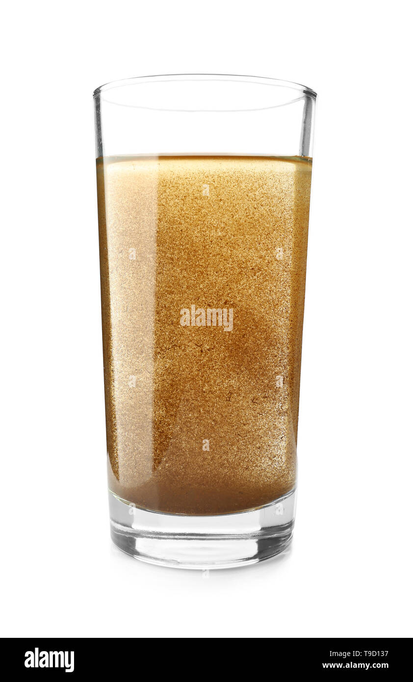 Vaso de agua sucia sobre fondo blanco Fotografía de stock - Alamy