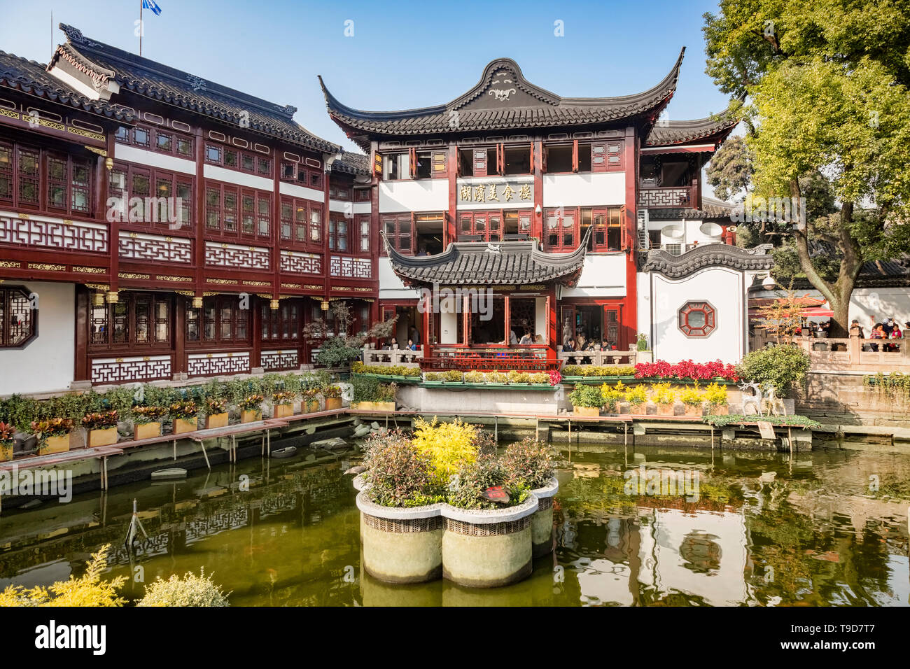 29 de noviembre de 2018: Shanghai, China - Lago en el Jardín Yu del distrito de la ciudad vieja, una importante atracción turística. Foto de stock