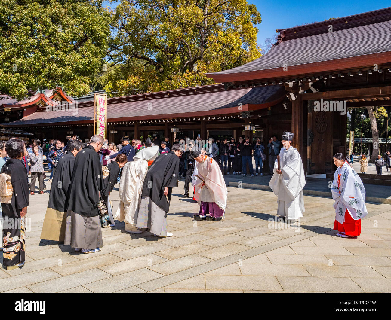 24 de marzo de 2019: Tokio, Japón - Parte de una tradicional ceremonia sintoísta en el santuario Meiji Jingu en Tokio. Foto de stock