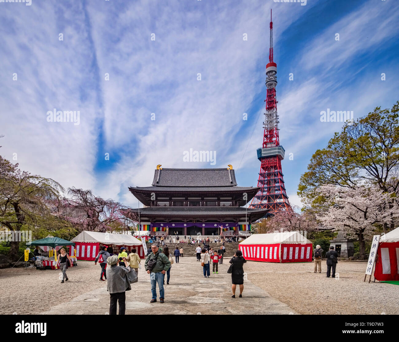 El 5 de abril de 2019: Tokio, Japón - Visitantes en Zozoji templo budista en temporada de flor de cerezo, con la Torre de Tokio. Foto de stock