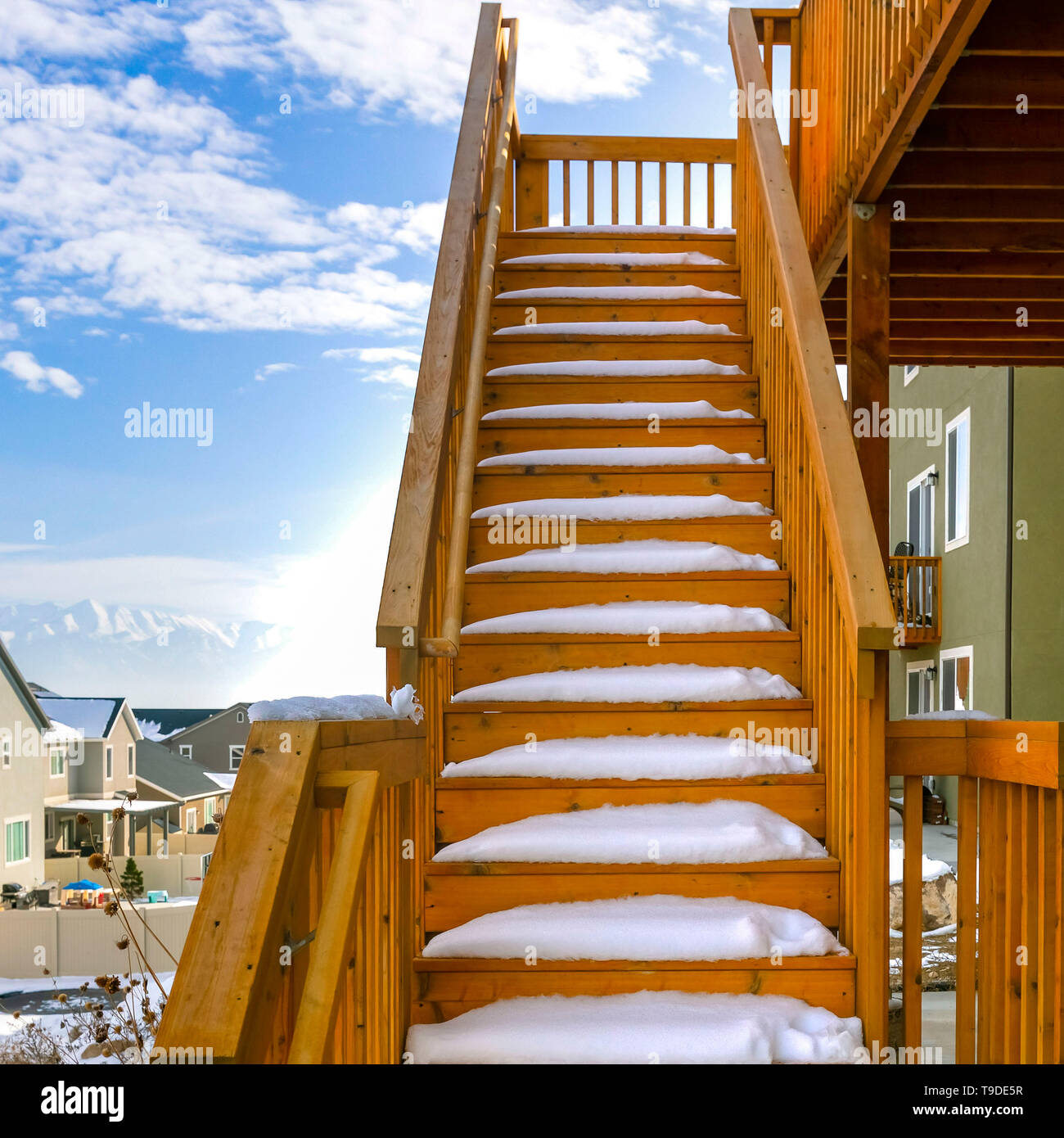 Escalera de madera exterior cuadrado de una casa cubierta de nieve durante  la temporada de invierno Fotografía de stock - Alamy