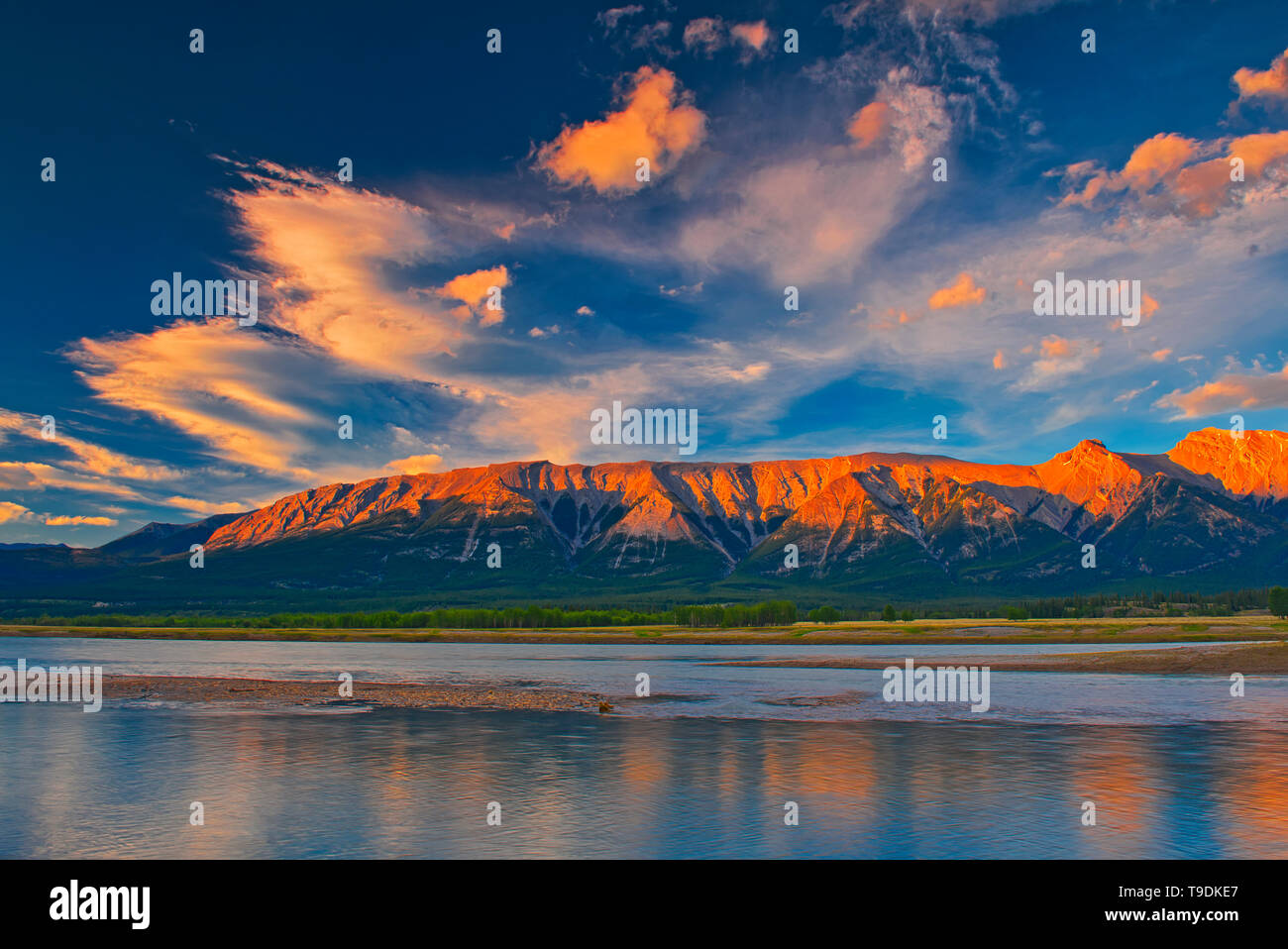 Las nubes reflejan en Abraham el lago al amanecer. Las Montañas Rocosas Canadienses. David Thompson Highway Alberta Canada Foto de stock