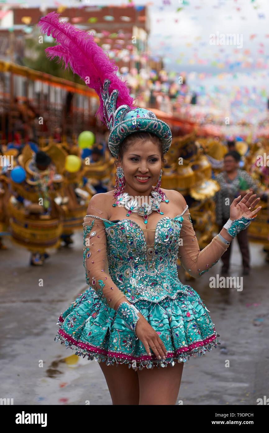 Morenada Bailarines en trajes adornados desfilan por la ciudad minera de  Oruro, en el altiplano de Bolivia durante el carnaval Fotografía de stock -  Alamy