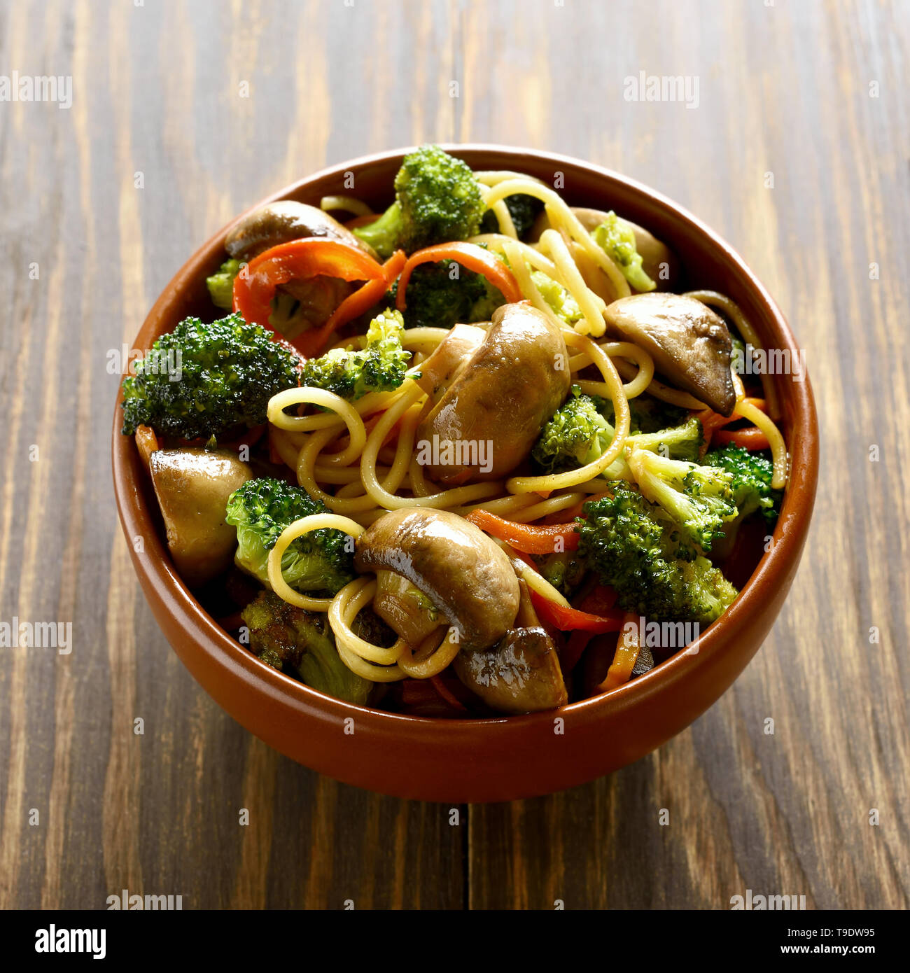 Plato de pasta de huevo con verduras. Los alimentos cocinados en wok en  estilo oriental sobre la mesa de madera Fotografía de stock - Alamy