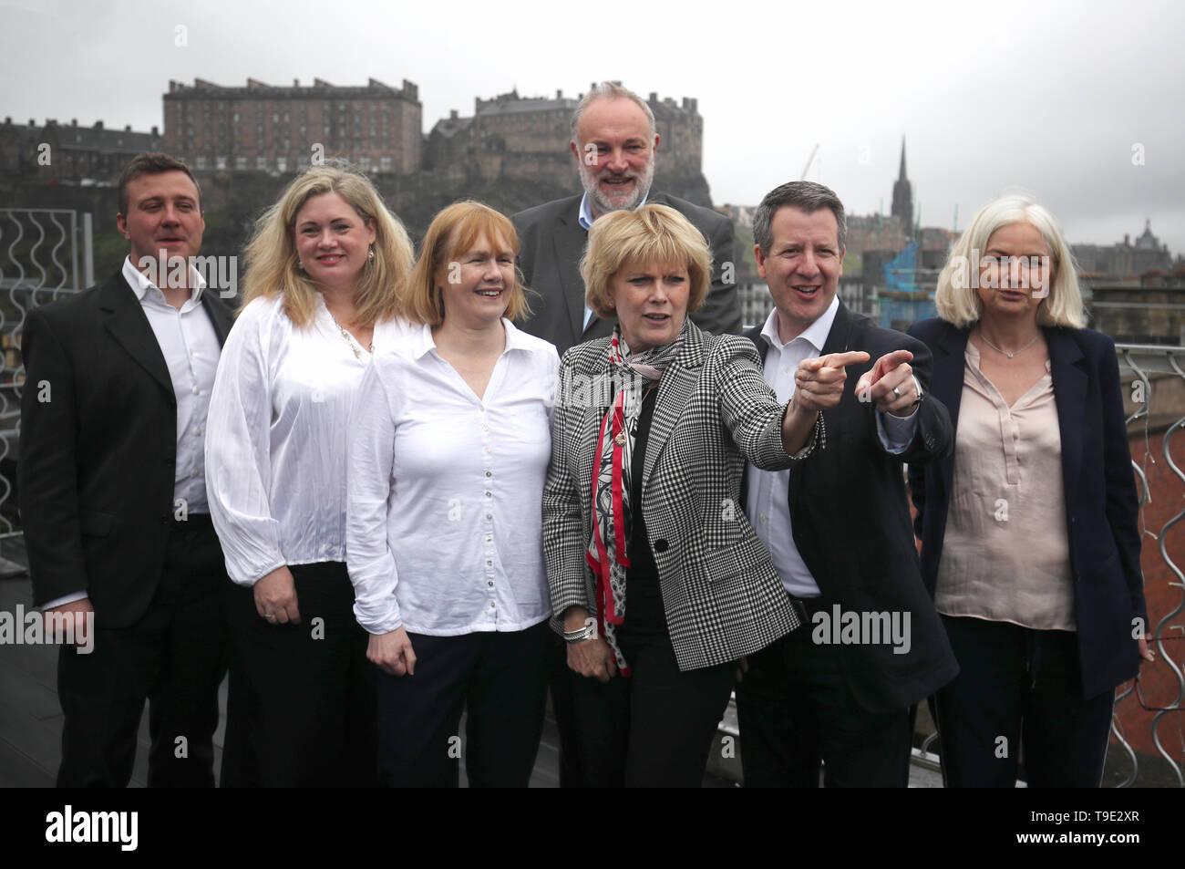 (Desde la izquierda), Colin Mcfadyen, Heather Astbury, Kate Forman, Peter Griffiths, Anna Soubry MP, Chris Leslie MP, Catherine Edgeworth en cambio el voto popular en el Reino Unido siguen siendo el rallye en el SKYBar, Edimburgo, antes de las próximas elecciones europeas. Foto de stock