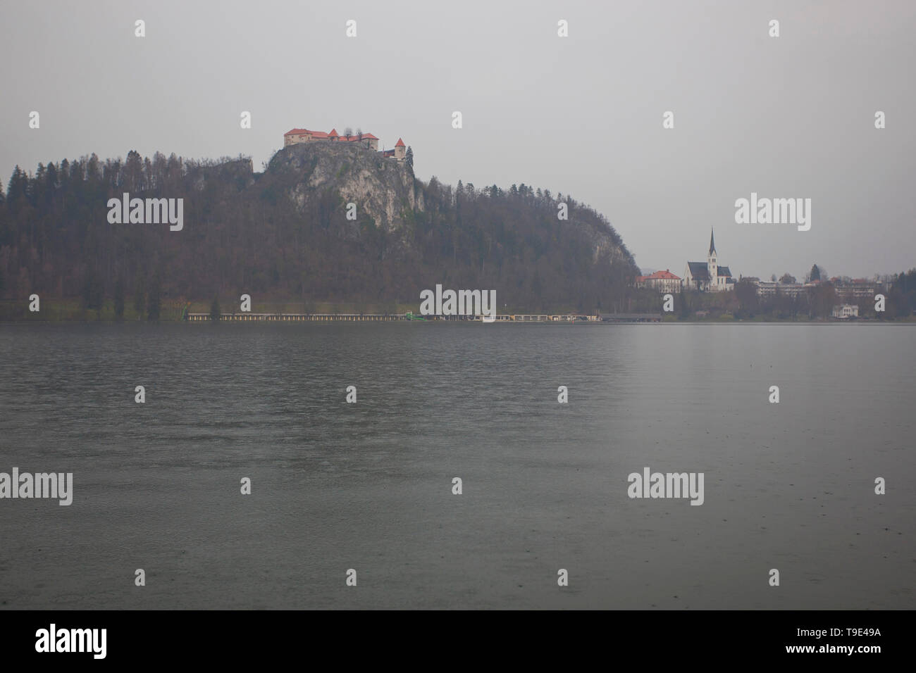 El castillo y la iglesia en el Lago Bled en un día lluvioso, Eslovenia Foto de stock