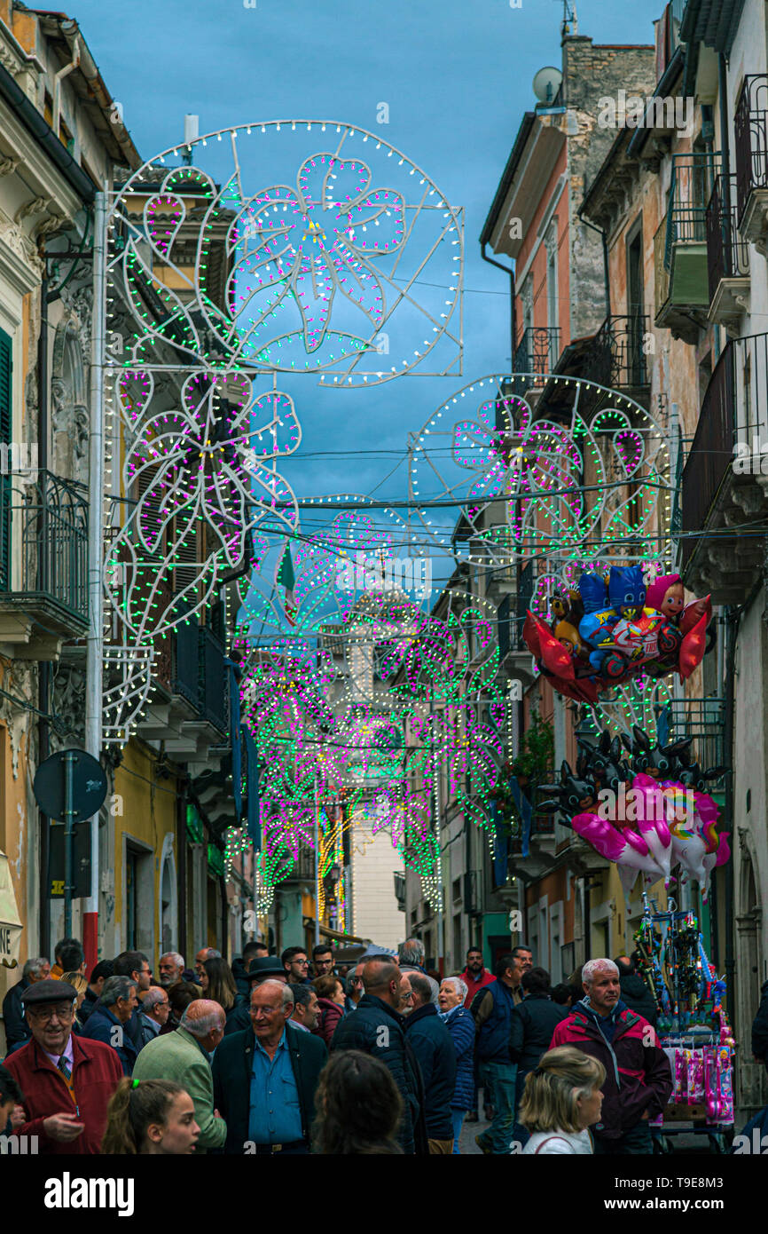 Iluminación de la calle en el día de la celebración, Pratola Peligna Abruzzo, Italia, Europa Foto de stock