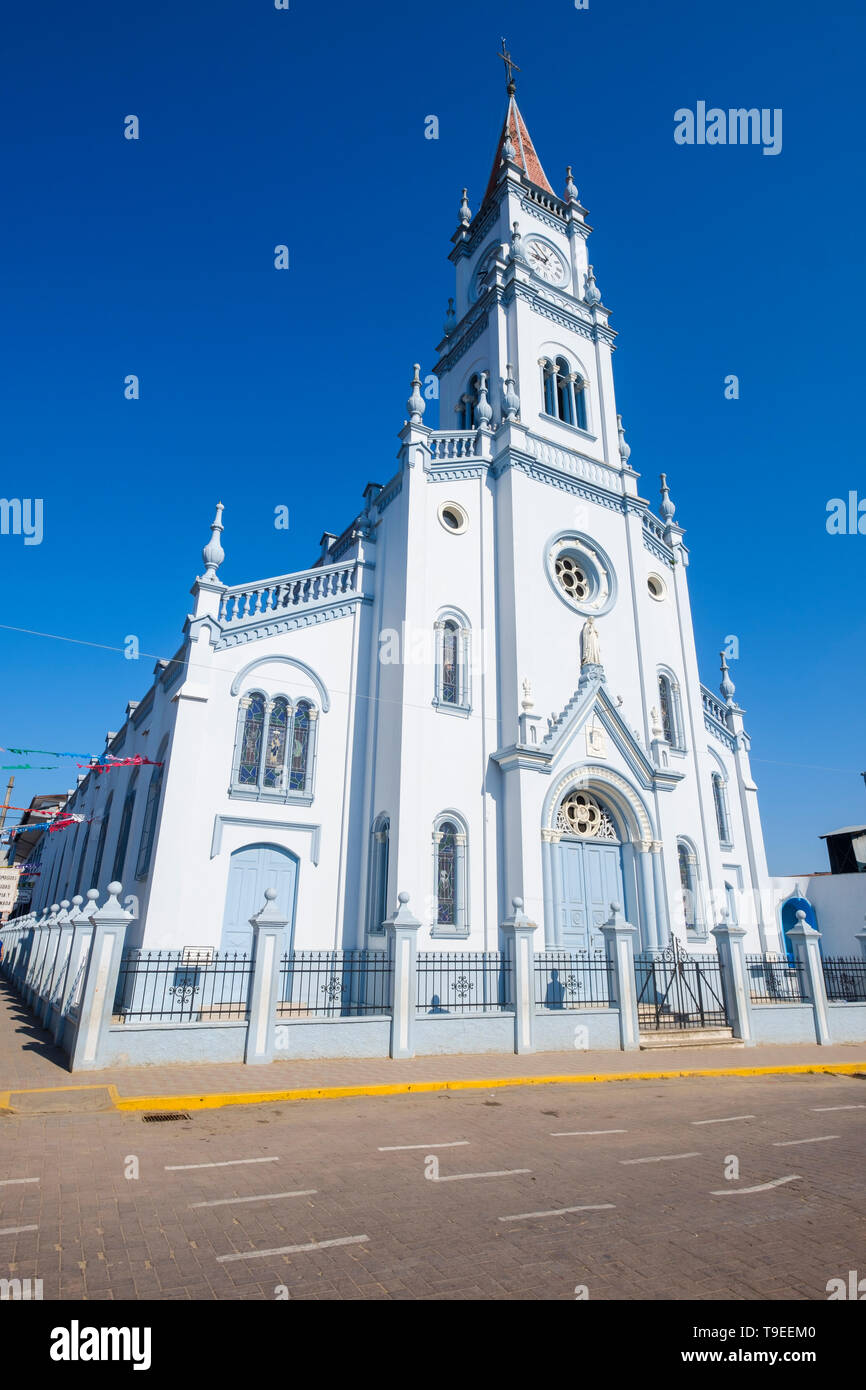Luz elegante catedral pintada de azul o el Templo de la Virgen de las