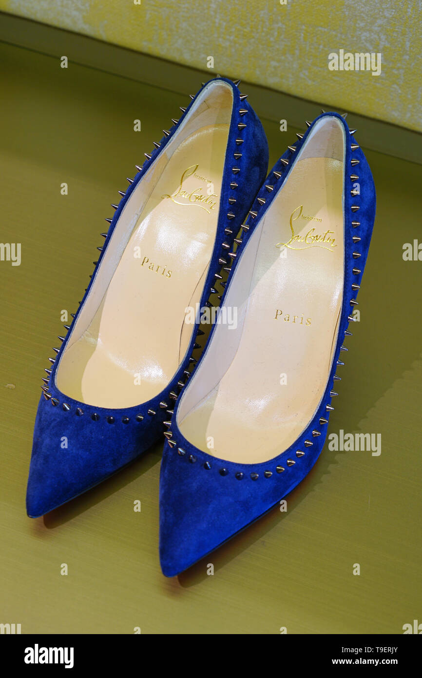 Venecia, Italia -8 Abr 2019- Vista de caros zapatos de tacón de la bomba por la marca de calzado de lujo Christian Louboutin la venta una tienda de Venecia