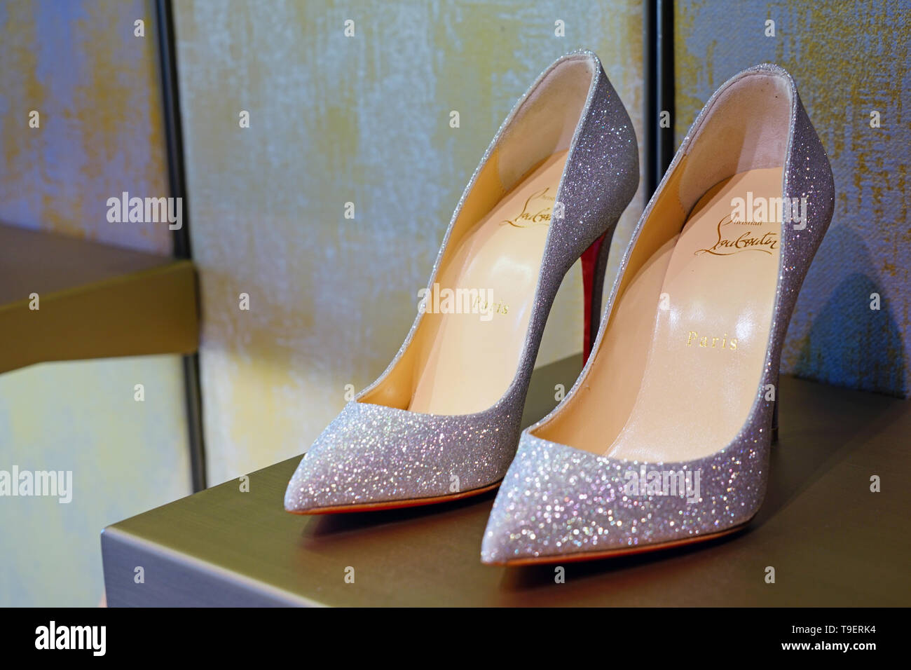 Venecia, Italia -8 Abr 2019- Vista de caros zapatos de tacón alto de la  bomba por la marca de calzado de lujo Christian Louboutin a la venta en una  tienda de Venecia