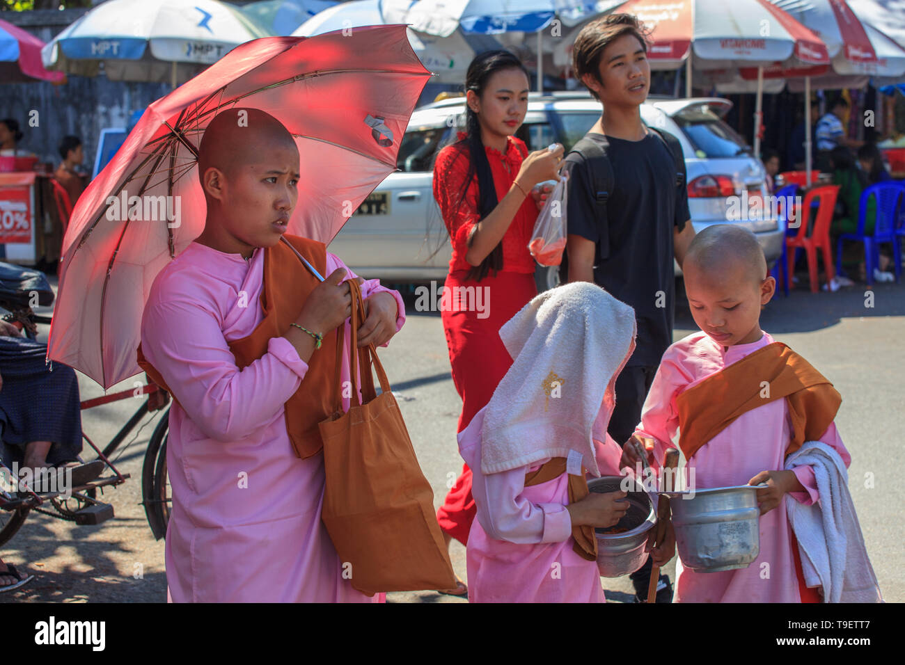 Los jóvenes thilashin en Yangon Foto de stock