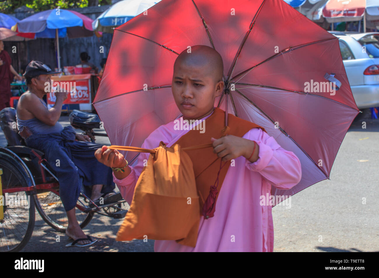 Un joven thilashin en Yangon Foto de stock
