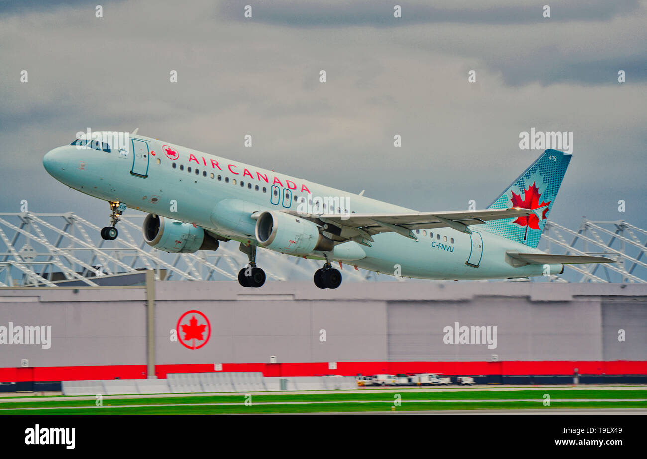 Montreal, Canadá, 17 de mayo de 2019 aviones de Air Canada despegar en el Aeropuerto Trudeau de Montreal, Quebec, Canada.Crédito:Mario Beauregard/Alamy Live News Foto de stock