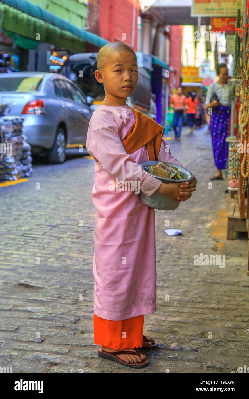 Thilashin jóvenes en el mercado de Bogyoke Aung Sun en Yangon Foto de stock