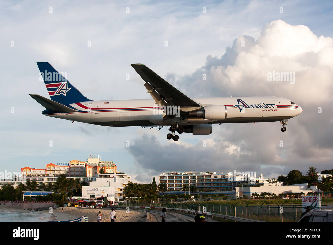 Simpson Bay, Saint Martin. 9 dic, 2016. Un Amerijet International Boeing 767-300ER carguero vio aterrizar en el aeropuerto Princesa Juliana justo sobre Maho Beach. Crédito: Fabrizio Gandolfo SOPA/Images/Zuma alambre/Alamy Live News Foto de stock
