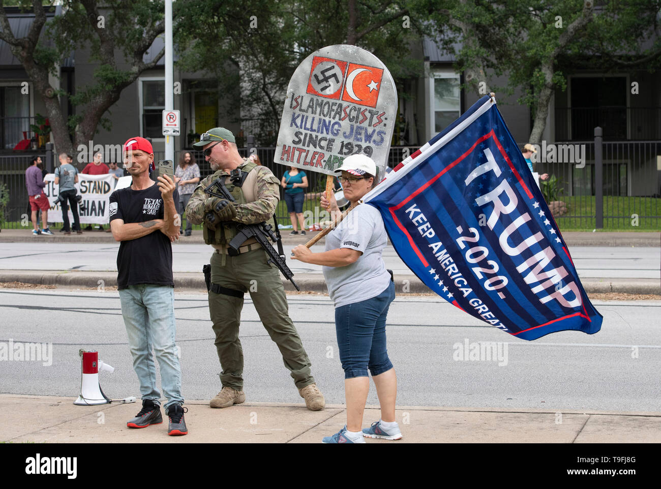 Los manifestantes, algunos llevaban pistolas de apertura, rally legalmente fuera de Austin, Texas, el hotel donde el controvertido congresista musulmán Ilhan Omar habló en una cena Iftar celebrada en toda la ciudad. Omar ha sido acusado de hacer comentarios antisemitas. Foto de stock