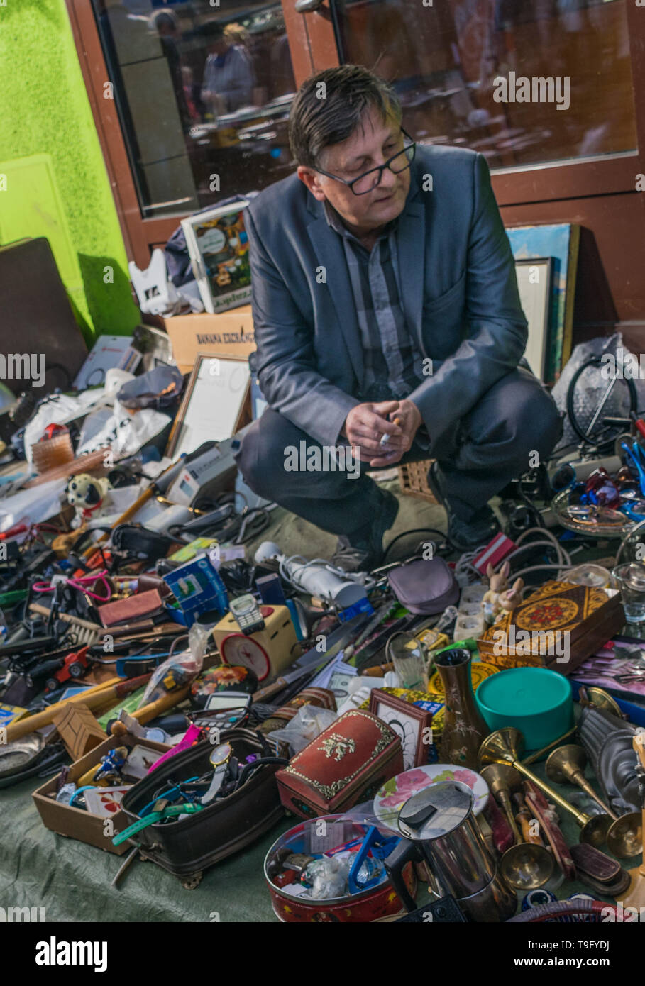 Cracovia, Polonia - Septiembre 21, 2018: bien vestidos fabricante polaco  esperando compradores.él es la venta de repuestos usados y utensilios en  Kraków's Unitarg Fotografía de stock - Alamy