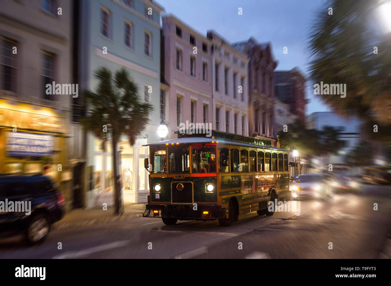 Autobús tranvía en King Street, en el Histórico de Charleston, Carolina del Sur Foto de stock
