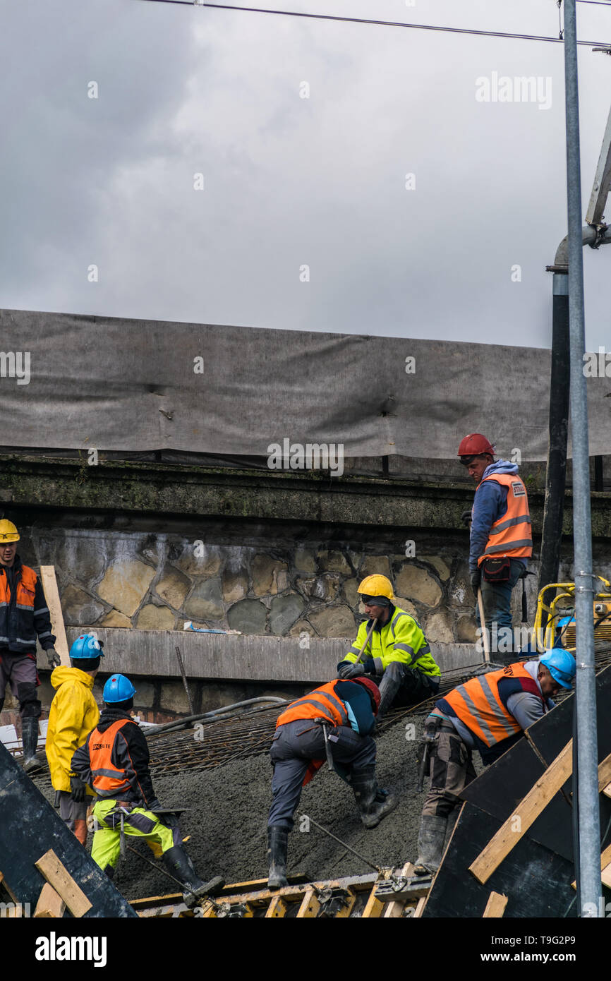Cracovia, Polonia - Septiembre 24, 2018: Los obreros de la construcción trabajando en un sitio de construcción de túneles, con hormigón camión en la calle Foto de stock